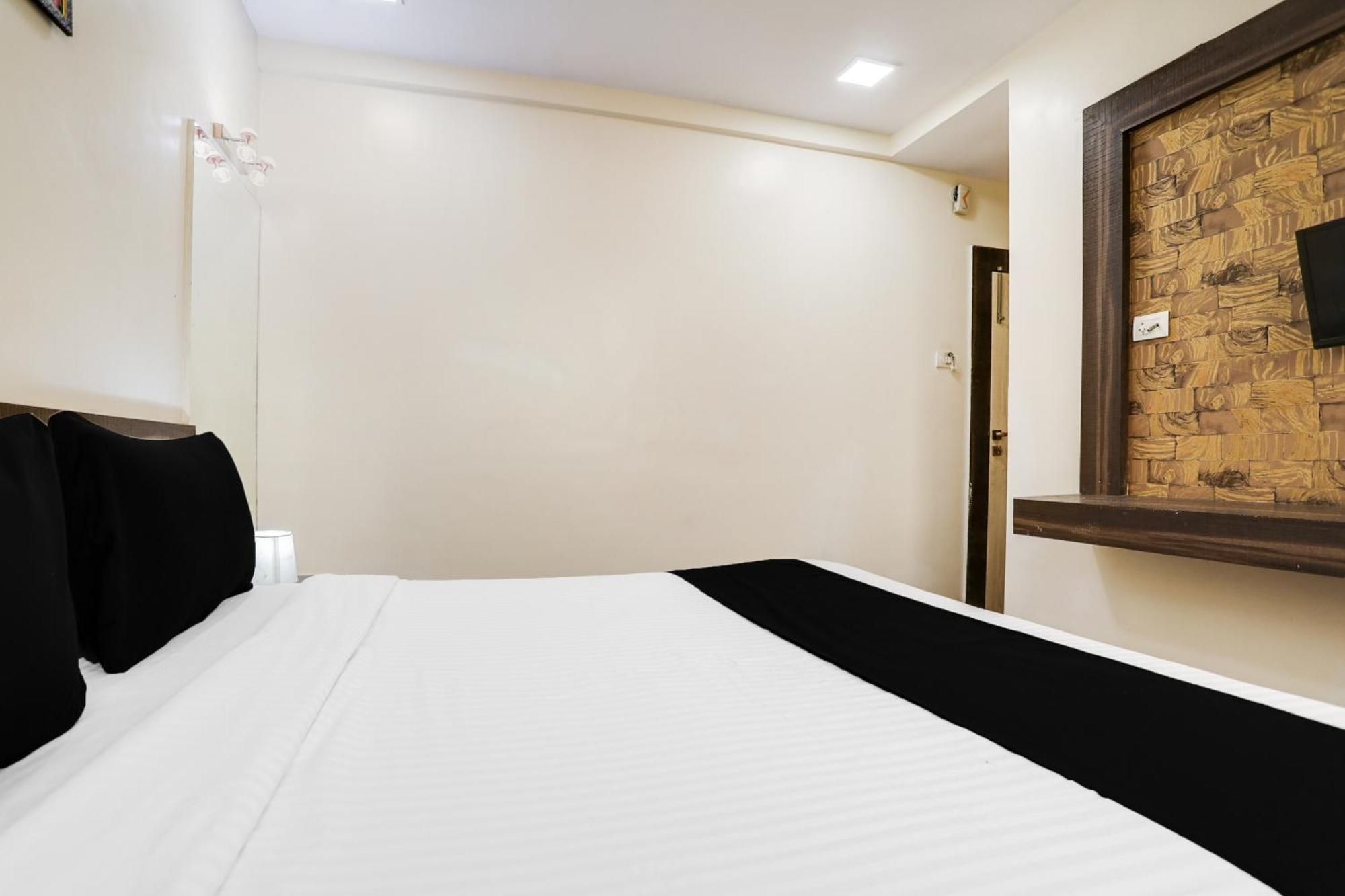 Super Hotel O Palkhi Road Near Sai Baba Temple Formerly Netra Sai 舍地 外观 照片