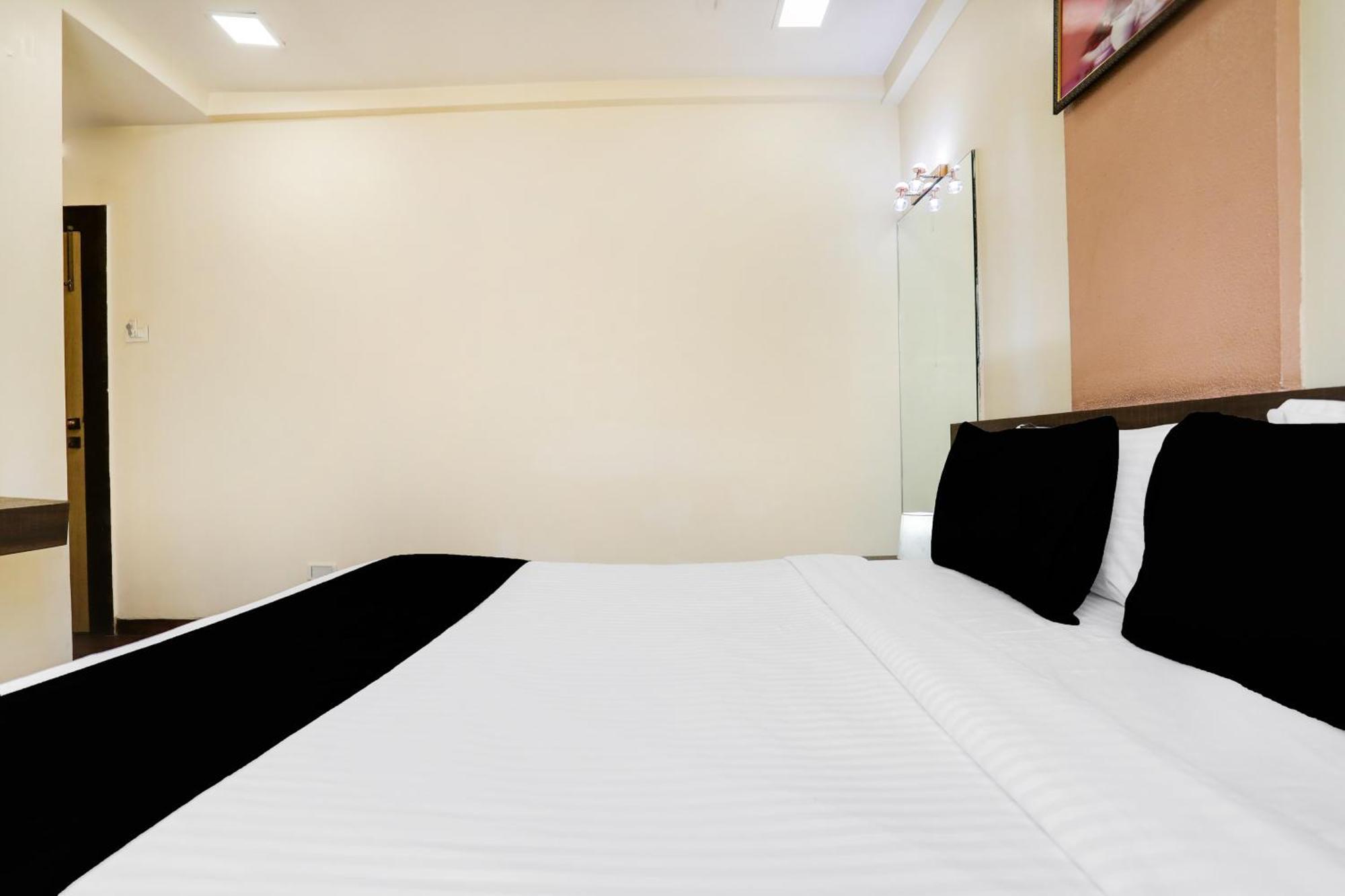 Super Hotel O Palkhi Road Near Sai Baba Temple Formerly Netra Sai 舍地 外观 照片
