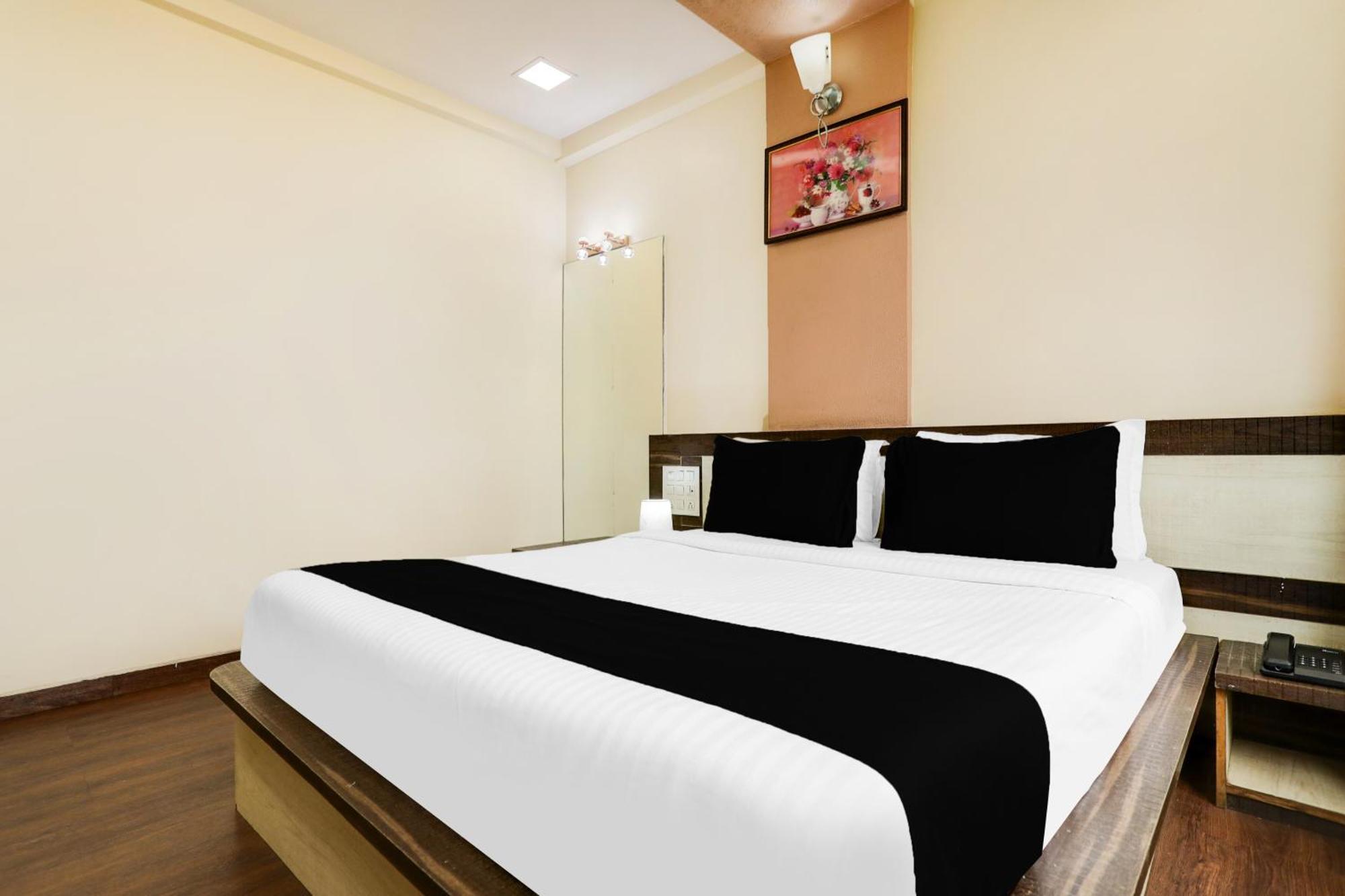 Super Hotel O Palkhi Road Near Sai Baba Temple Formerly Netra Sai 舍地 外观 照片