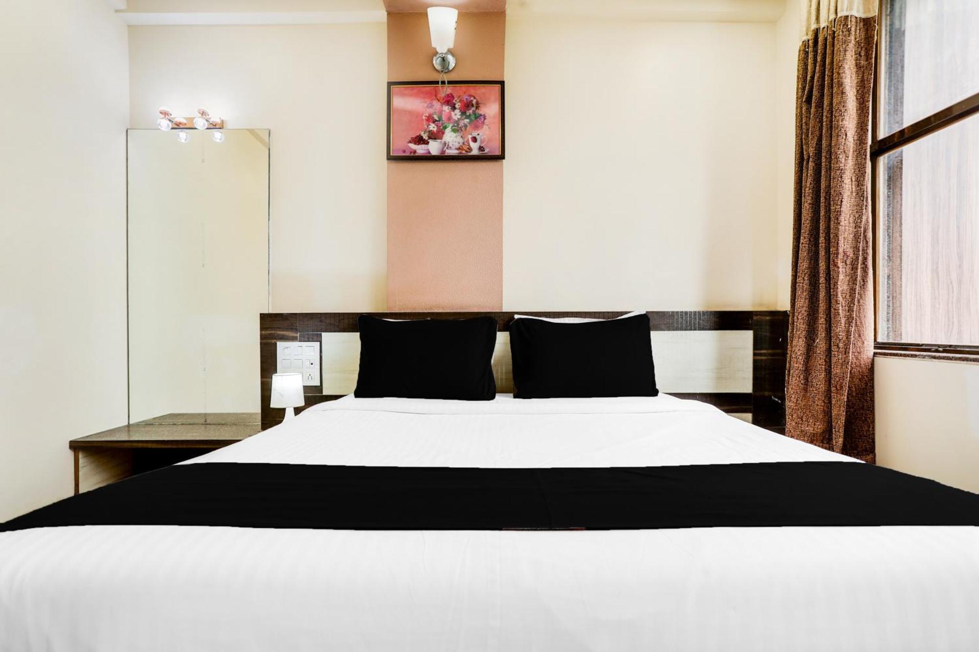 Super Hotel O Palkhi Road Near Sai Baba Temple Formerly Netra Sai 舍地 外观 照片
