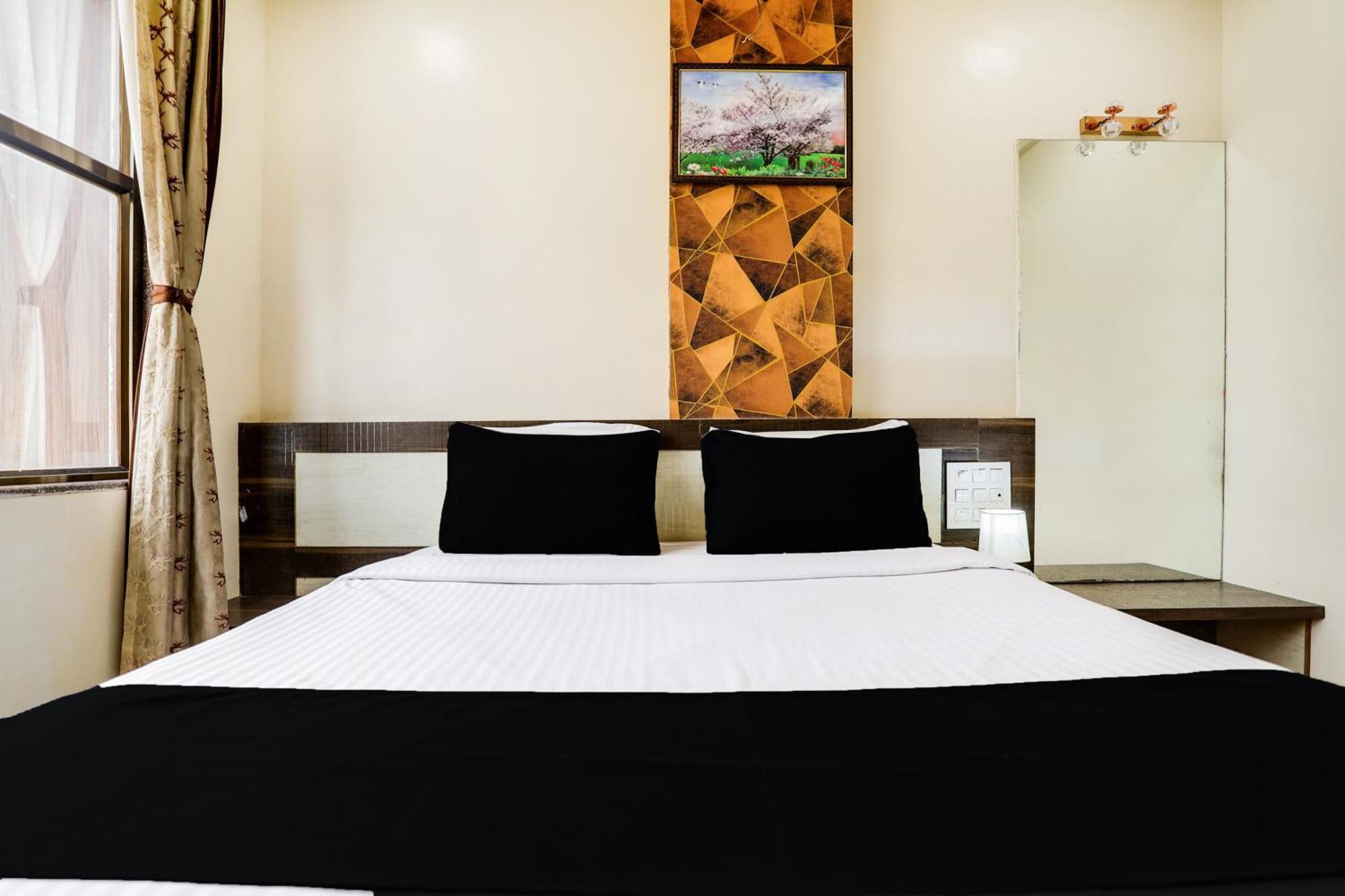 Super Hotel O Palkhi Road Near Sai Baba Temple Formerly Netra Sai 舍地 外观 照片